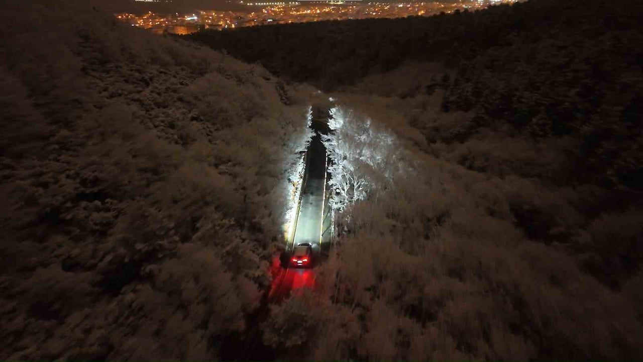 İSTANBUL’UN EN YÜKSEK NOKTALARINDAN BİRİ OLAN TARİHİ AYDOS KALESİ, ETKİLİ OLAN KAR YAĞIŞININ...