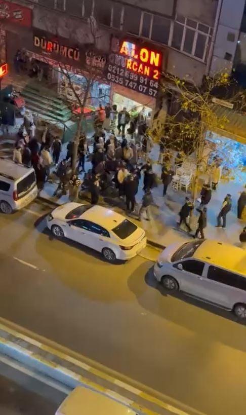 İSTANBUL’UN ESENYURT İLÇESİNDE BİR DÜĞÜN SALONUNDA BAŞLAYAN KAVGA SOKAĞA TAŞTI. TARAFLARIN...