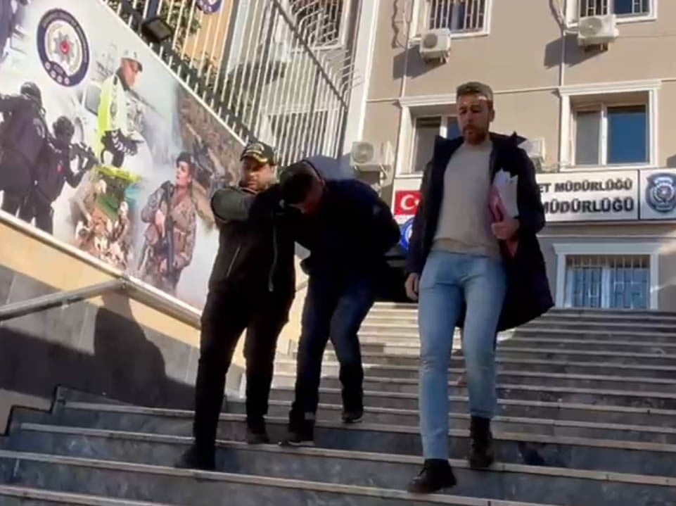 İSTANBUL’UN FATİH İLÇESİNDE FARKLI TARİHLERDE 3 KİŞİNİN ÇANTASINI ÇALAN ŞİLİLİ HIRSIZ, ÖNCE...