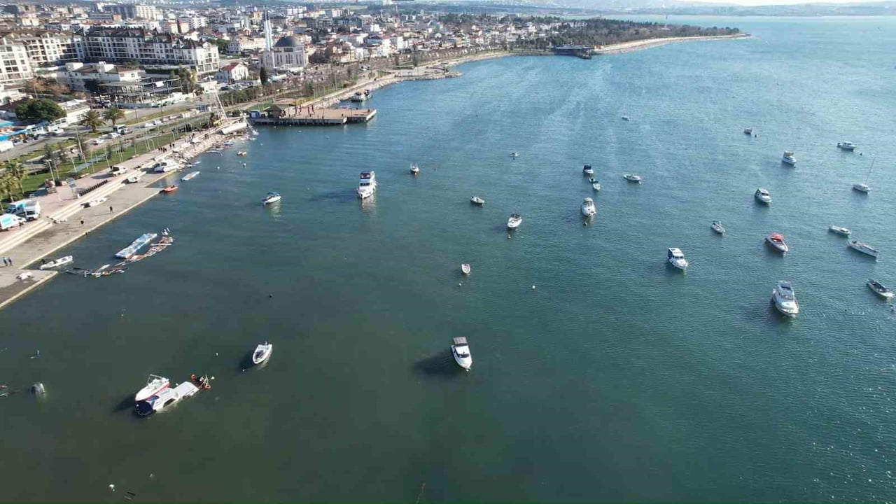 İSTANBUL’UN TUZLA İLÇESİNDE DÜN ETKİLİ OLAN ŞİDDETLİ FIRTINA VE SAĞANAK YAĞIŞ, SAHİL KESİMİNDE...