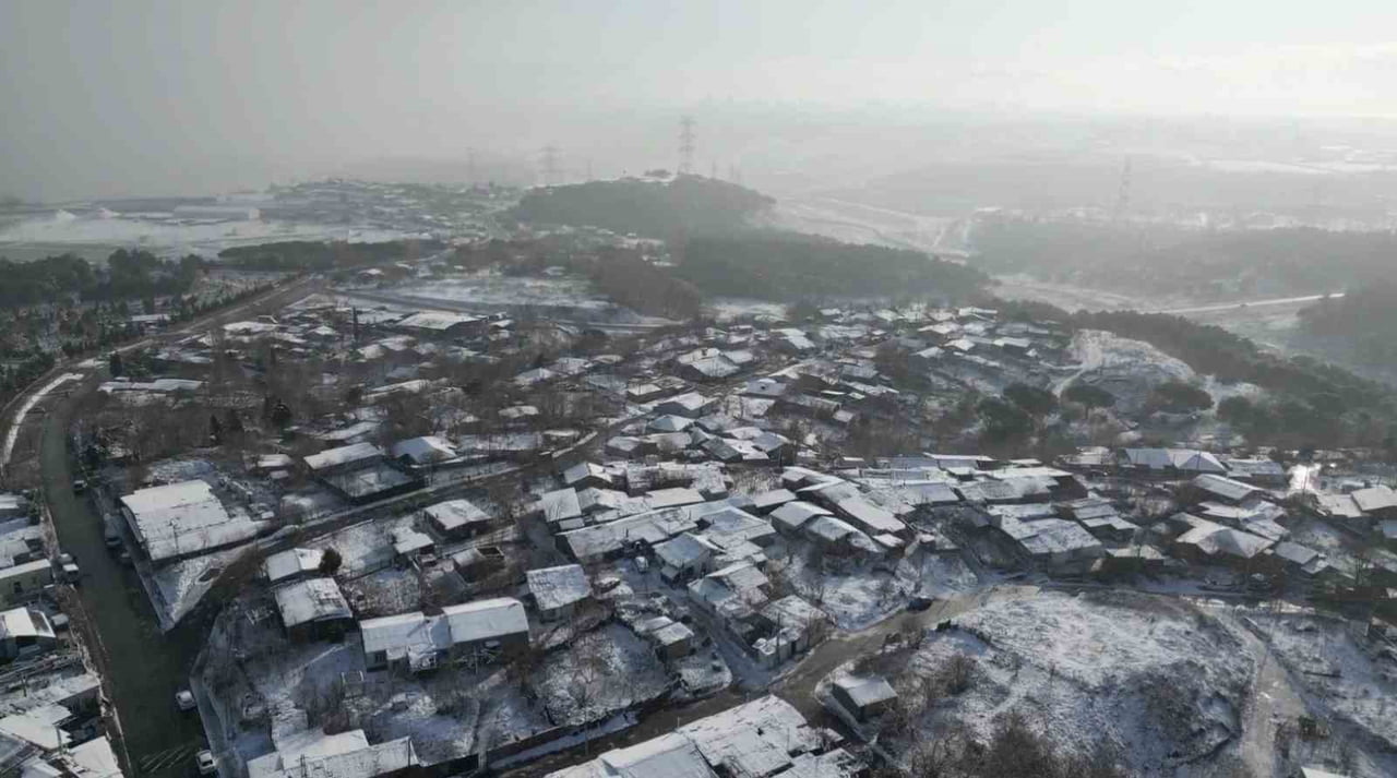 İSTANBUL’UN YÜKSEK RAKIMLI İLÇELERİNDEN OLAN SULTANGAZİ’DE ÖNCEKİ GÜN BAŞLAYAN KAR YAĞIŞI...