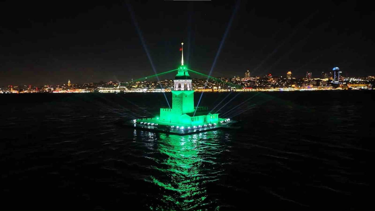 İSTANBUL YENİ YILA GÖRSEL BİR ŞÖLENLE GİRDİ. ÜSKÜDAR’DA BULUNAN TARİHİ KIZ KULESİ, YILBAŞI...