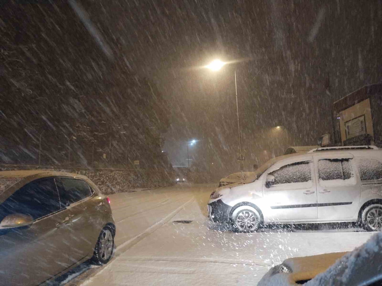 İSTANBUL YENİ YILA KAR YAĞIŞI İLE GİRDİ