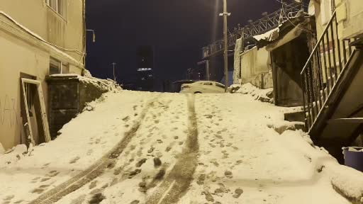 İstanbul yeni yıla karla girdi: Sarıyer'de kar yağışı etkili oluyor