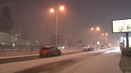 İstanbul yeni yıla karla girdi: Sarıyer'de kar yağışı etkili oluyor