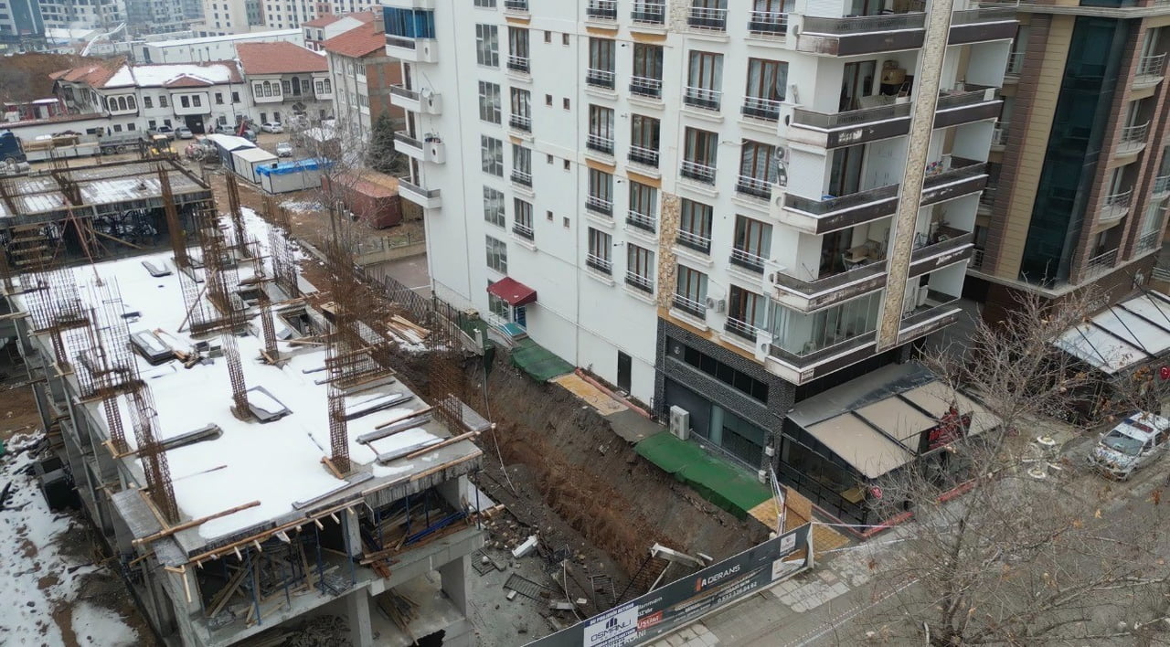 İSTİNAT DUVARI ÇÖKEN BİNA HAVADAN GÖRÜNTÜLENDİ