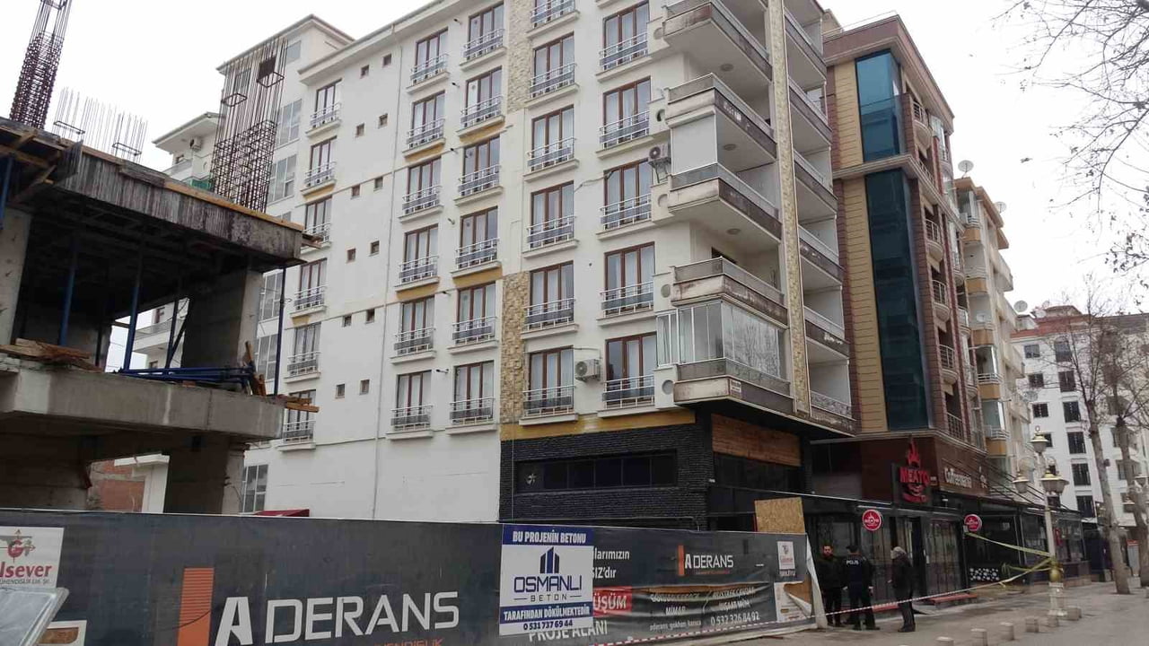 İSTİNAT DUVARI ÇÖKEN BİNA HAVADAN GÖRÜNTÜLENDİ