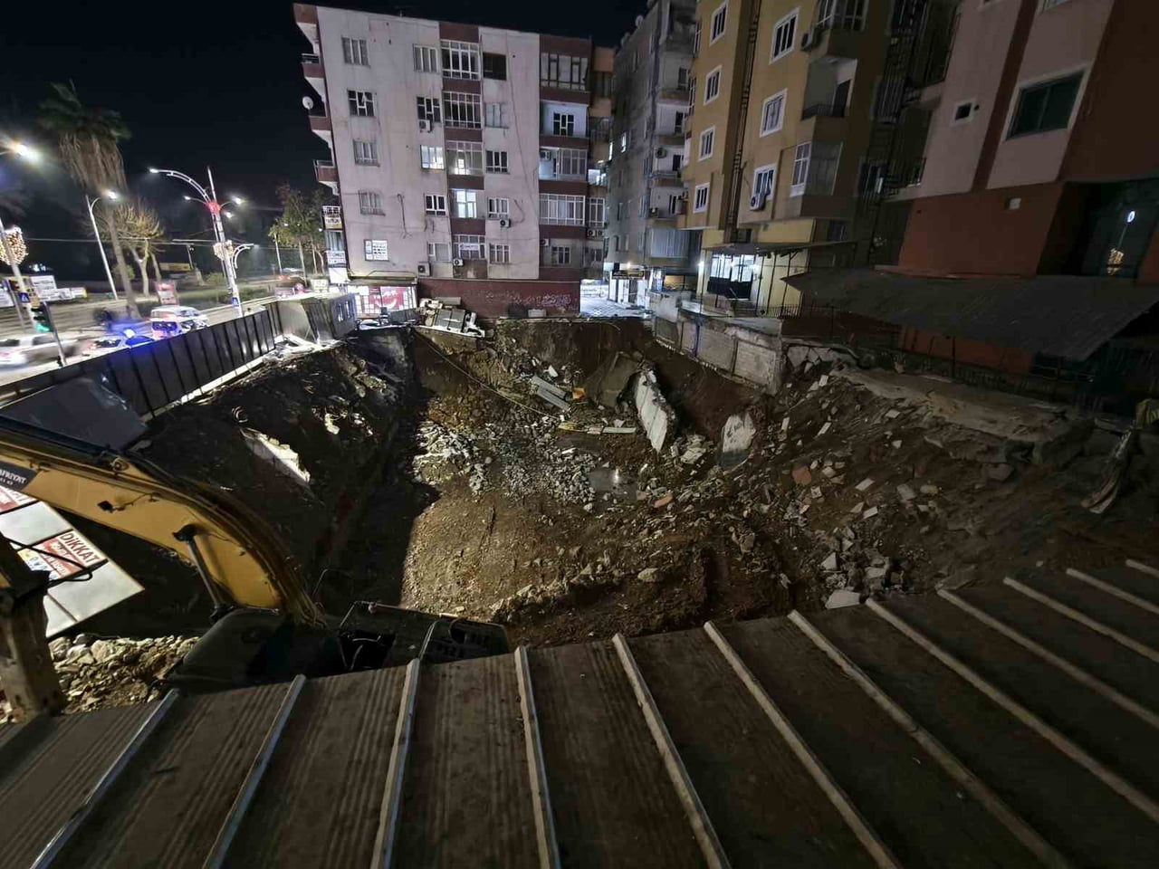 İSTİNAT DUVARI ÇÖKEN BİNADAKİ VATANDAŞLAR TAHLİYE EDİLDİ