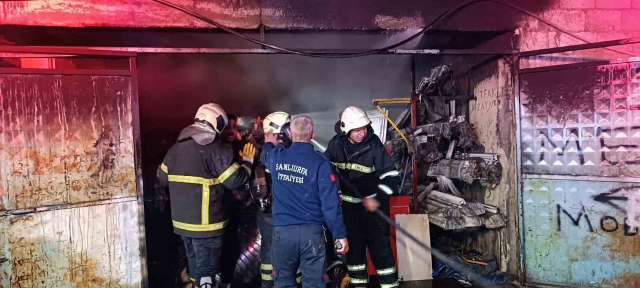 İŞYERİNDEKİ YANGINA İTFAİYE MÜDAHALE ETTİ