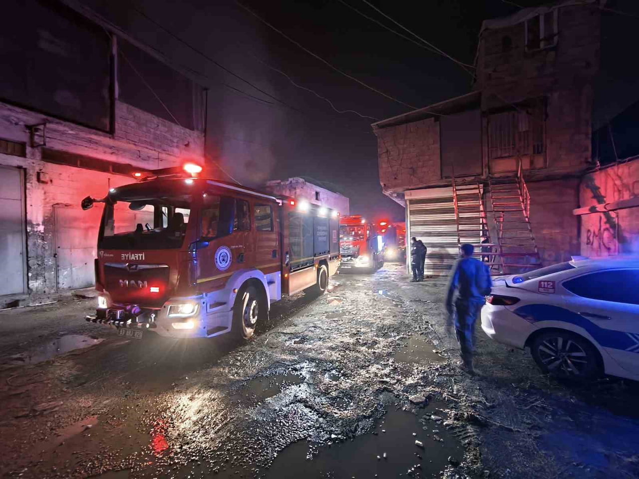 İŞYERİNDEKİ YANGINA İTFAİYE MÜDAHALE ETTİ