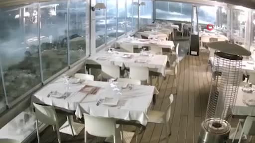 İtalya’nın güneyindeki Sicilya’da etkili olan Harry Siklonu’nda dev dalgalar bir restoranı...