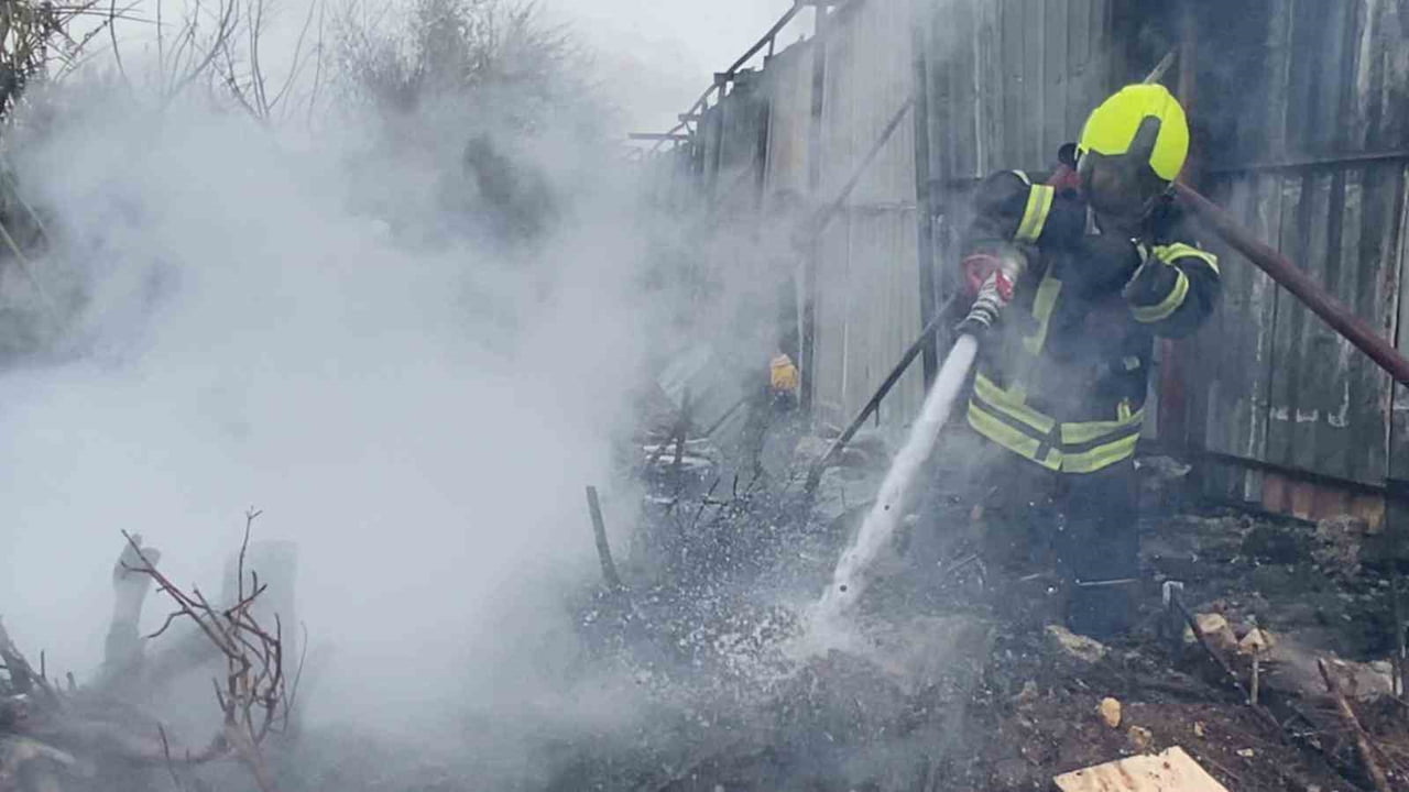 İTFAİYE EKİPLERİ, 2 ARAZÖZ VE 1 SU TANKERİYLE YANGINA MÜDAHALE EDEREK ALEVLERİN TESİS İÇİNE VE...