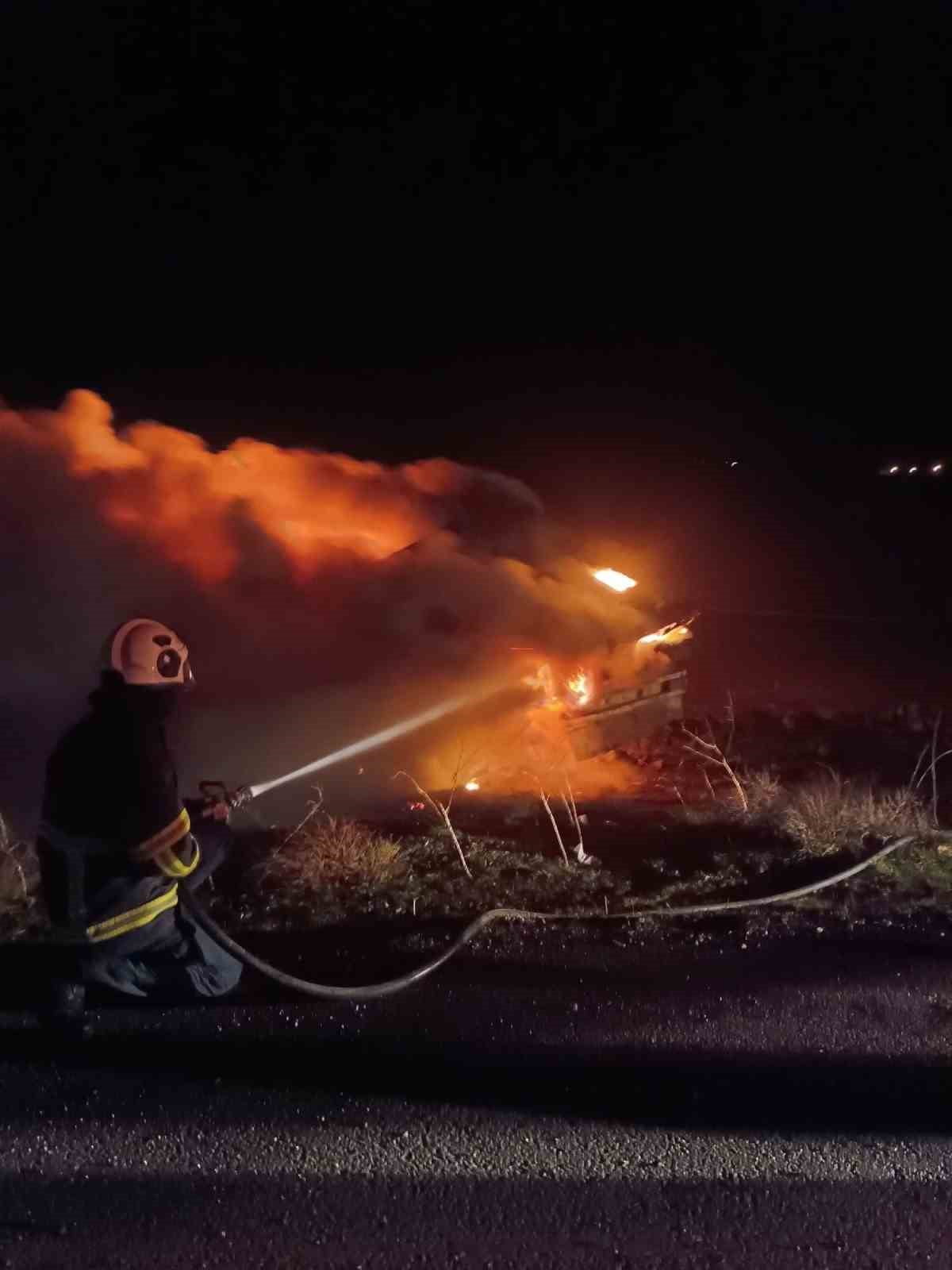 İTFAİYE EKİPLERİNİN MÜDAHALESİYLE SÖNDÜRÜLEN YANGININ ARDINDAN SOĞUTMA ÇALIŞMASI...