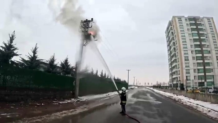 İTFAİYE ERLERİ YANGINA MÜDAHALE EDİP SÖNDÜRÜRKEN, O ANLAR KASK KAMERASINCA KAYDA ALINDI.