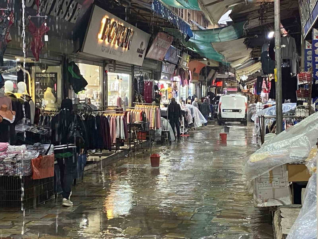 İZMİR'DE ETKİLİ OLAN FIRTINA VE SAĞANAK YAĞIŞ SEBEBİYLE TARİHİ KEMERALTI ÇARŞISI SULAR ALTINDA...