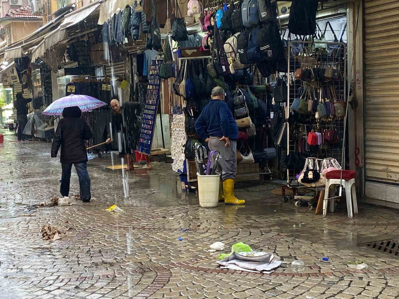İZMİR'DE ETKİLİ OLAN FIRTINA VE SAĞANAK YAĞIŞ SEBEBİYLE TARİHİ KEMERALTI ÇARŞISI SULAR ALTINDA...