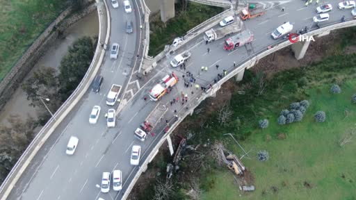 İzmir'de freni boşalan kamyon dehşet saçtı: 3 Yaralı