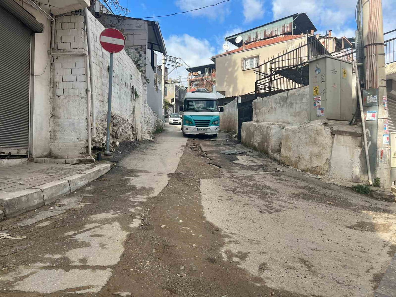 İZMİR'İN BİRÇOK İLÇESİNDE ALTYAPI ÇALIŞMALARI NEDENİYLE KAZILAN VE SADECE KUMLA KAPATILAN YOLLAR...