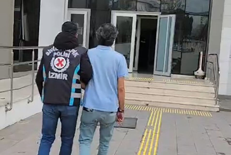 İZMİR'İN BORNOVA İLÇESİNDE, ANKARA CADDESİ ÜZERİNDE ARACIYLA ORTA REFÜJDEN KARŞI ŞERİDE TEHLİKELİ...