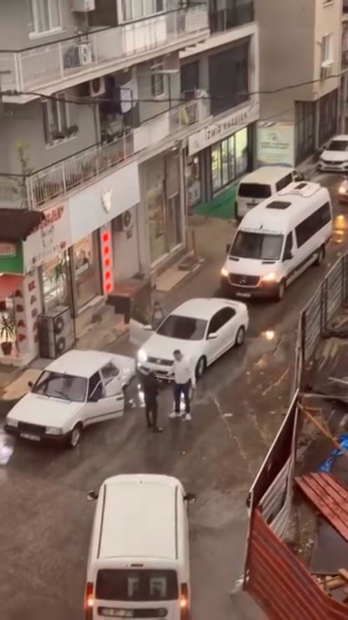 İZMİR'İN KARABAĞLAR İLÇESİNDE TRAFİKTE ÇIKAN TARTIŞMADA BİR SÜRÜCÜ, TARTIŞTIĞI KİŞİYİ ÖNCE DEMİR...