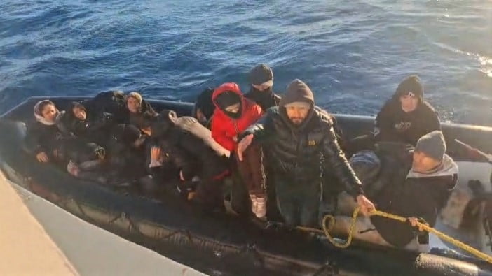 İZMİR AÇIKLARINDA SAHİL GÜVENLİK EKİPLERİNCE GERÇEKLEŞTİRİLEN ÜÇ AYRI OPERASYONDA TOPLAM 28...