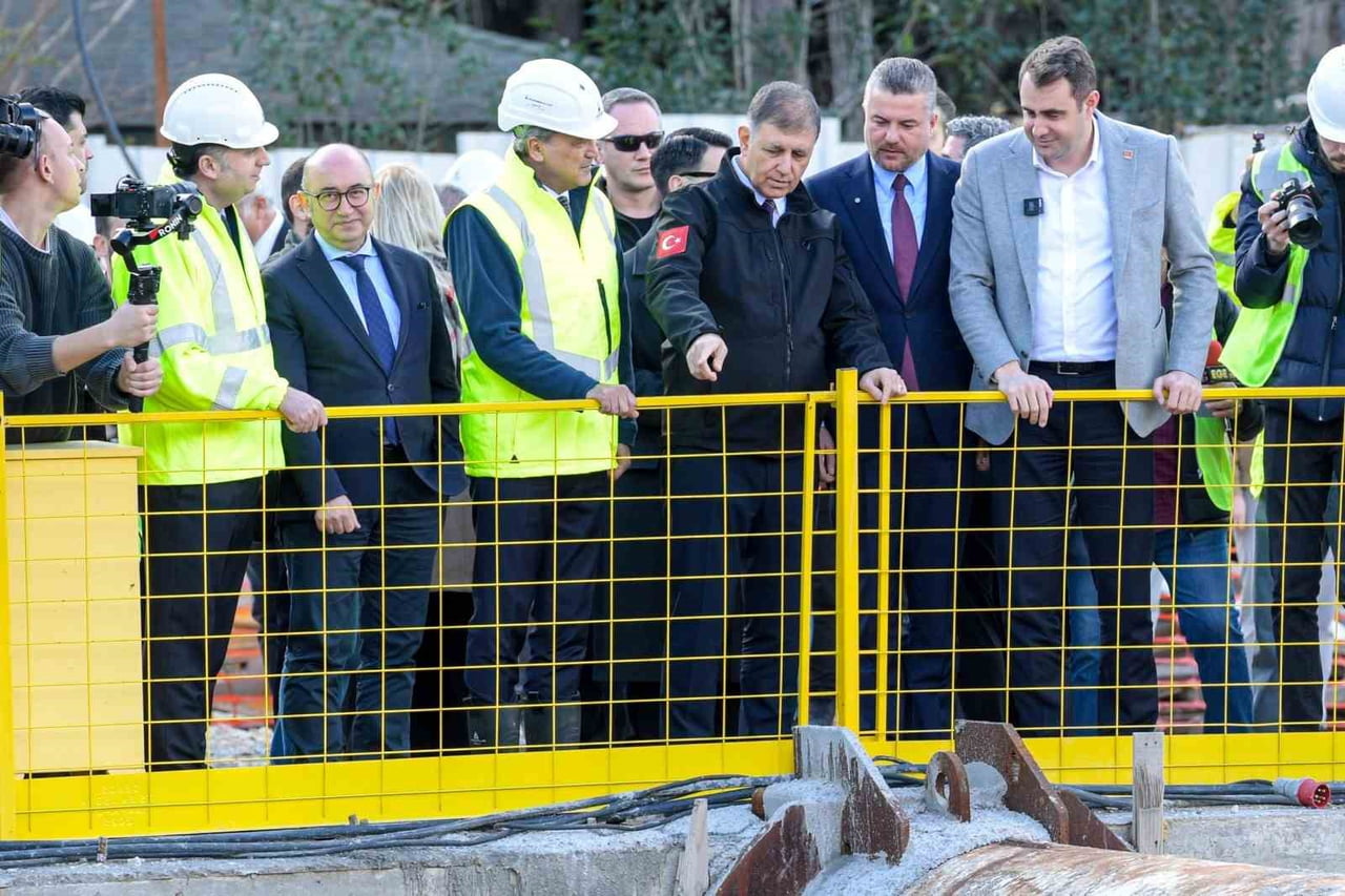 İZMİR BÜYÜKŞEHİR BELEDİYE BAŞKANI CEMİL TUGAY, HATTIN 2 ETAP HALİNDE HİZMETE ALINABİLECEĞİNİ İFADE...