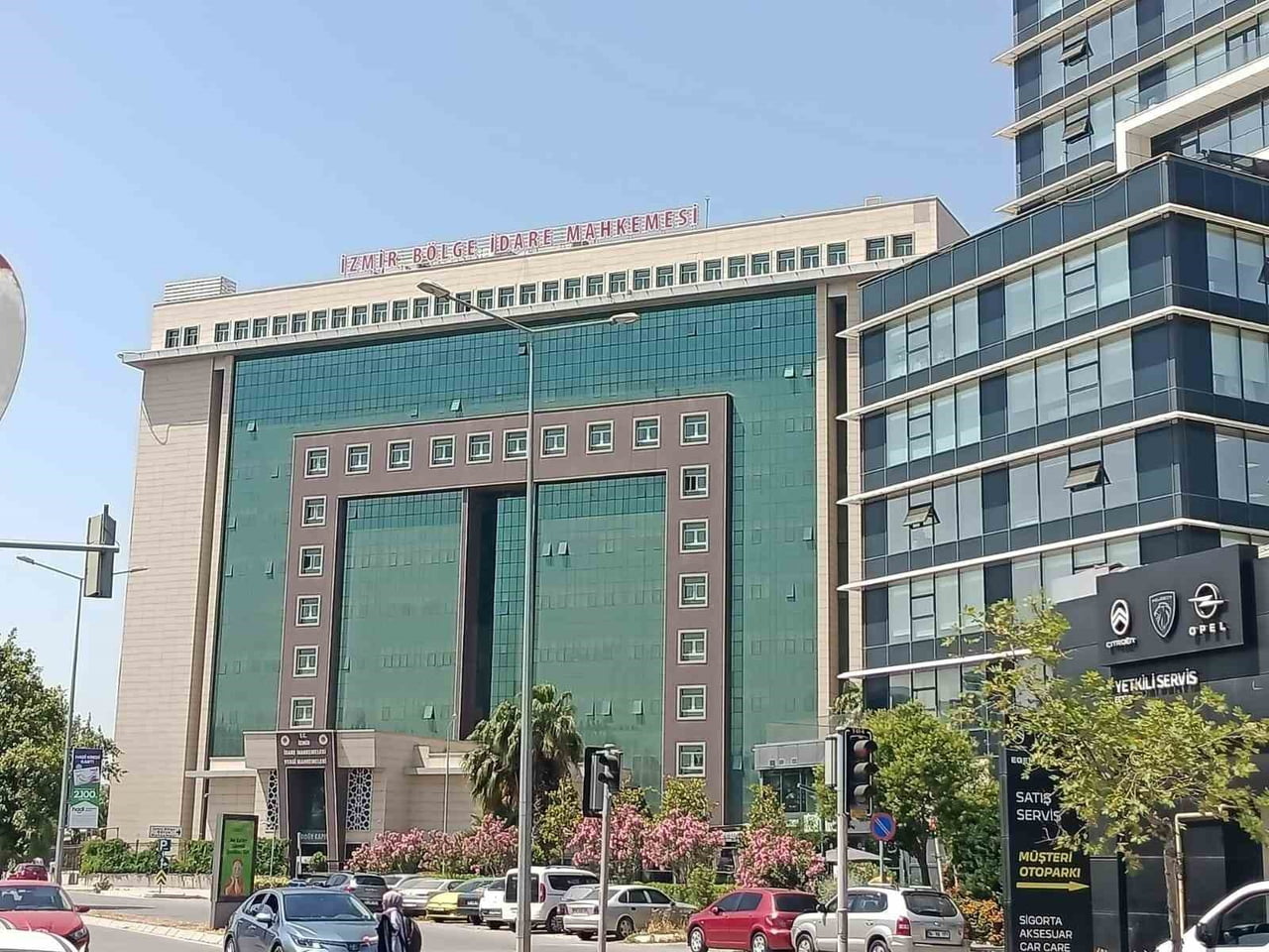 İZMİR’DE İCRA DOSYASINI ÖNE ALDIRMA KARŞILIĞINDA RÜŞVET ALDIKLARI İDDİASIYLA YARGILANAN İCRA MÜDÜR...