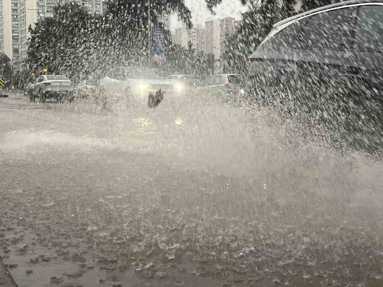 İZMİR’DE SABAH SAATLERİNDE ETKİSİNİ GÖSTEREN KUVVETLİ SAĞANAK YAĞIŞ VE FIRTINA, GÜNLÜK YAŞAMI...