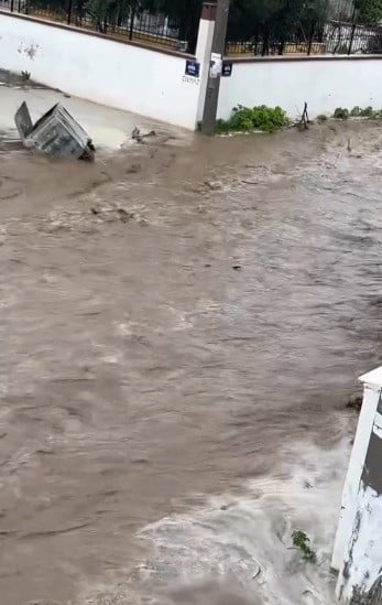 İZMİR’DE SAĞANAK YAĞIŞ HAYATI OLUMSUZ ETKİLİYOR. MENDERES İLÇESİ AHMETBEYLİ MAHALLESİ'NDE CADDE VE...