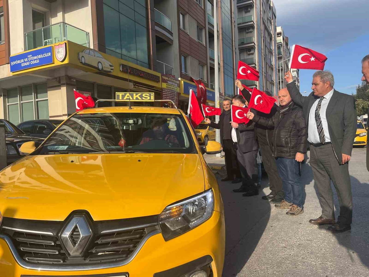 İZMİR’DE ŞOFÖRLER VE OTOMOBİLCİLER ESNAF ODASI ÜYELERİ, SURİYE SINIRINDA TÜRK BAYRAĞINA YÖNELİK...