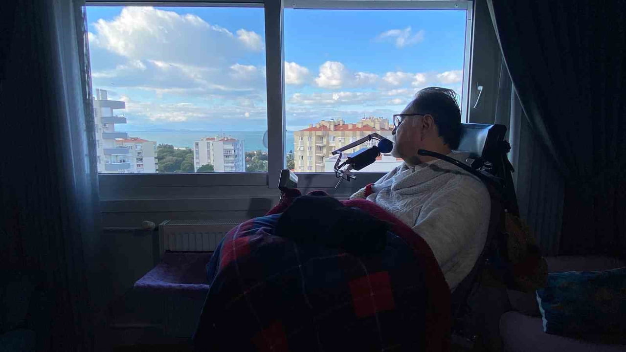 İZMİR’DE YAŞAYAN VE 35 YILDIR ALS HASTALIĞI İLE MÜCADELE EDEN EMEKLİ GÖZ DOKTORU ALPER KAYA...