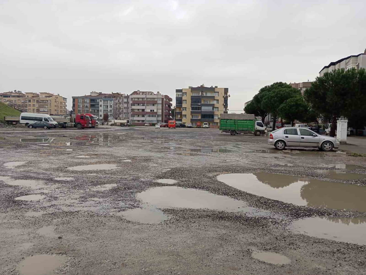 İZMİR’İN BERGAMA İLÇESİ MALTEPE MAHALLESİ’NDE HER CUMARTESİ KURULAN SEMT PAZARINDA, YAĞIŞ SONRASI...