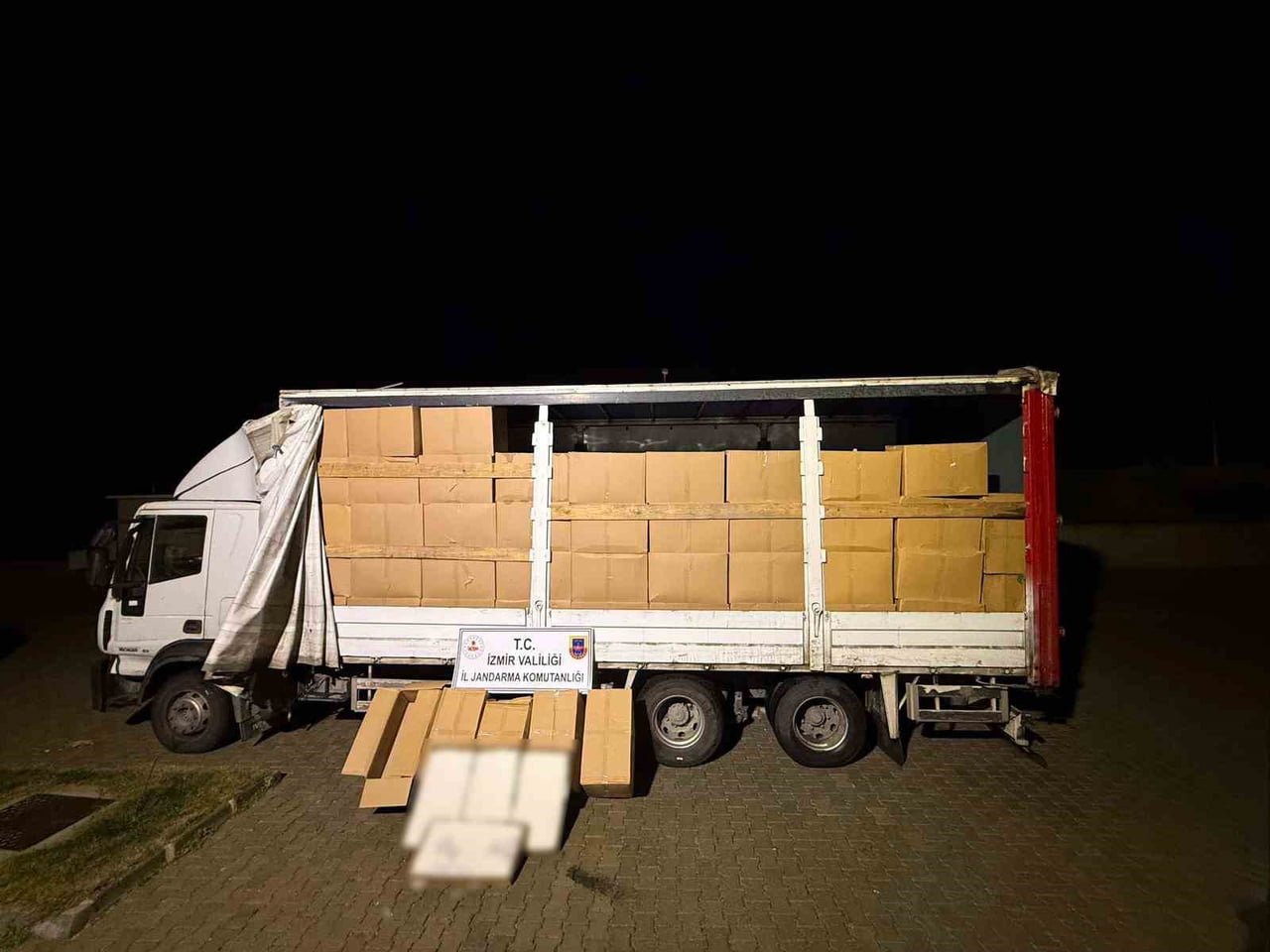 İZMİR’İN BERGAMA İLÇESİNDE JANDARMA EKİPLERİ TARAFINDAN BİR KAMYONA DÜZENLENEN OPERASYONDA, PİYASA...
