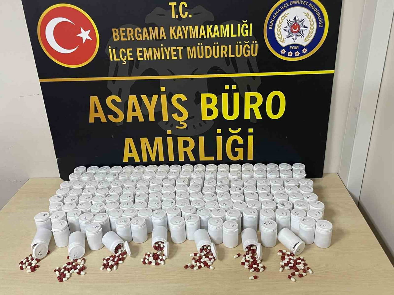 İZMİR’İN BERGAMA İLÇESİNDE POLİS EKİPLERİNCE BİR ARAÇTA YAPILAN ARAMADA 8 BİN 21 ADET UYUŞTURUCU...