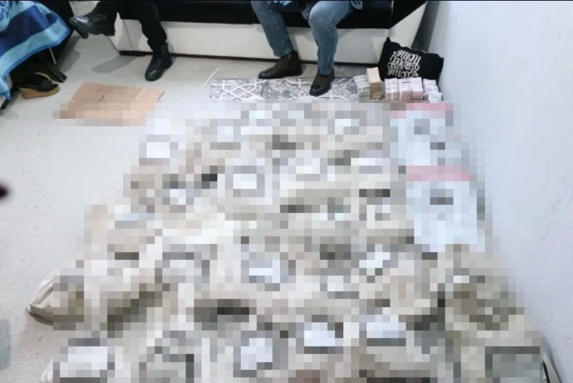 İZMİR’İN KARABAĞLAR İLÇESİNDE PARA NAKİL ARACINDAKİ GÜVENLİK GÖREVLİLERİNİ ETKİSİZ HALE GETİREREK...