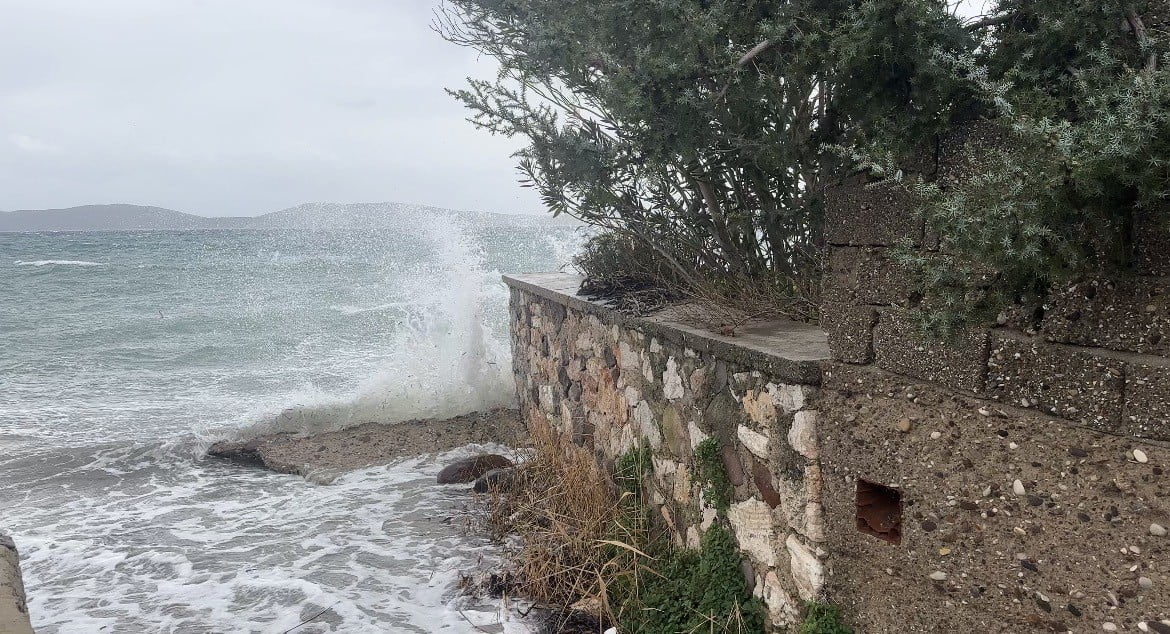 İZMİR’İN KARABURUN İLÇESİNDE ETKİLİ OLAN ŞİDDETLİ FIRTINA VE SAĞANAK YAĞIŞ HAYATI OLUMSUZ...
