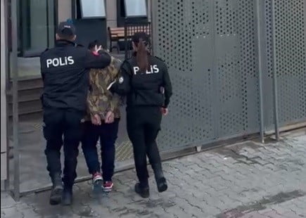 İZMİR’İN KONAK İLÇESİNDE POLİSİN GERÇEKLEŞTİRDİĞİ DENETİMLERDE YAKALANAN 55 YAŞINDAKİ FİRARİNİN...