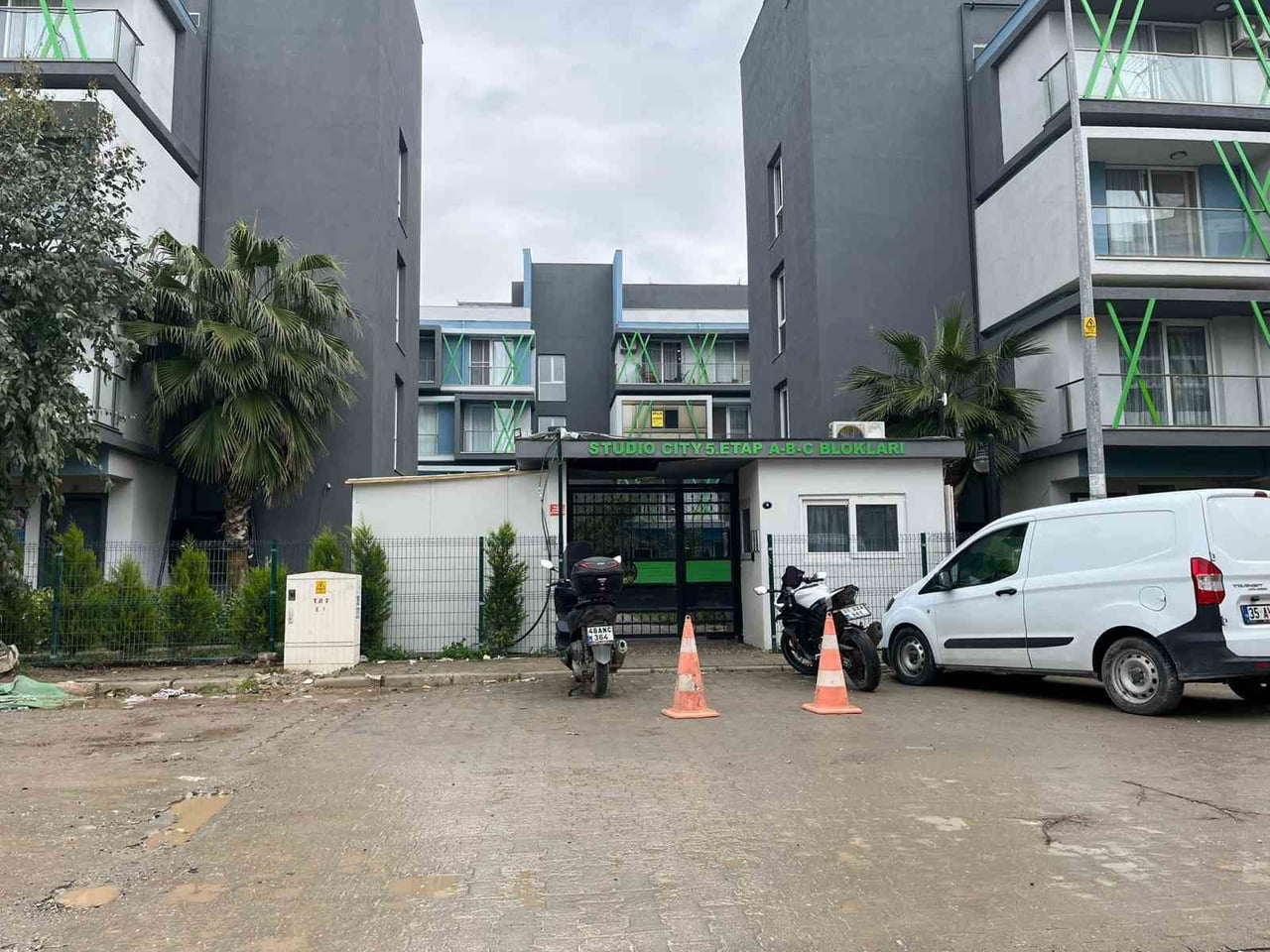 İZMİR’İN MENEMEN İLÇESİNDE UZAKLAŞTIRMA KARARI BULUNAN SAPLANTILI KİŞİ TARAFINDAN PUSUYA...