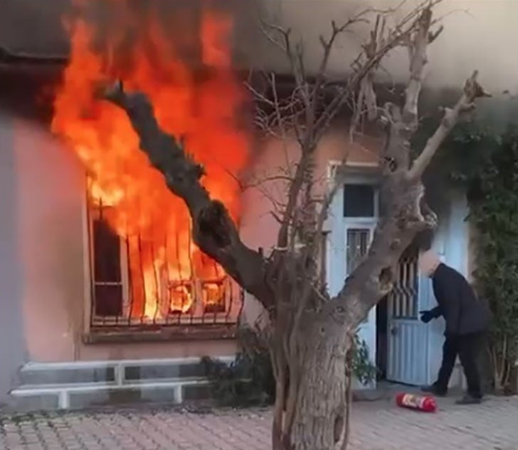 İZMİR’İN SEFERİHİSAR İLÇESİNDE TEK KATLI KERPİÇ EVDE ÇIKAN YANGINDA CAN PAZARI YAŞANDI. EVDEKİ...