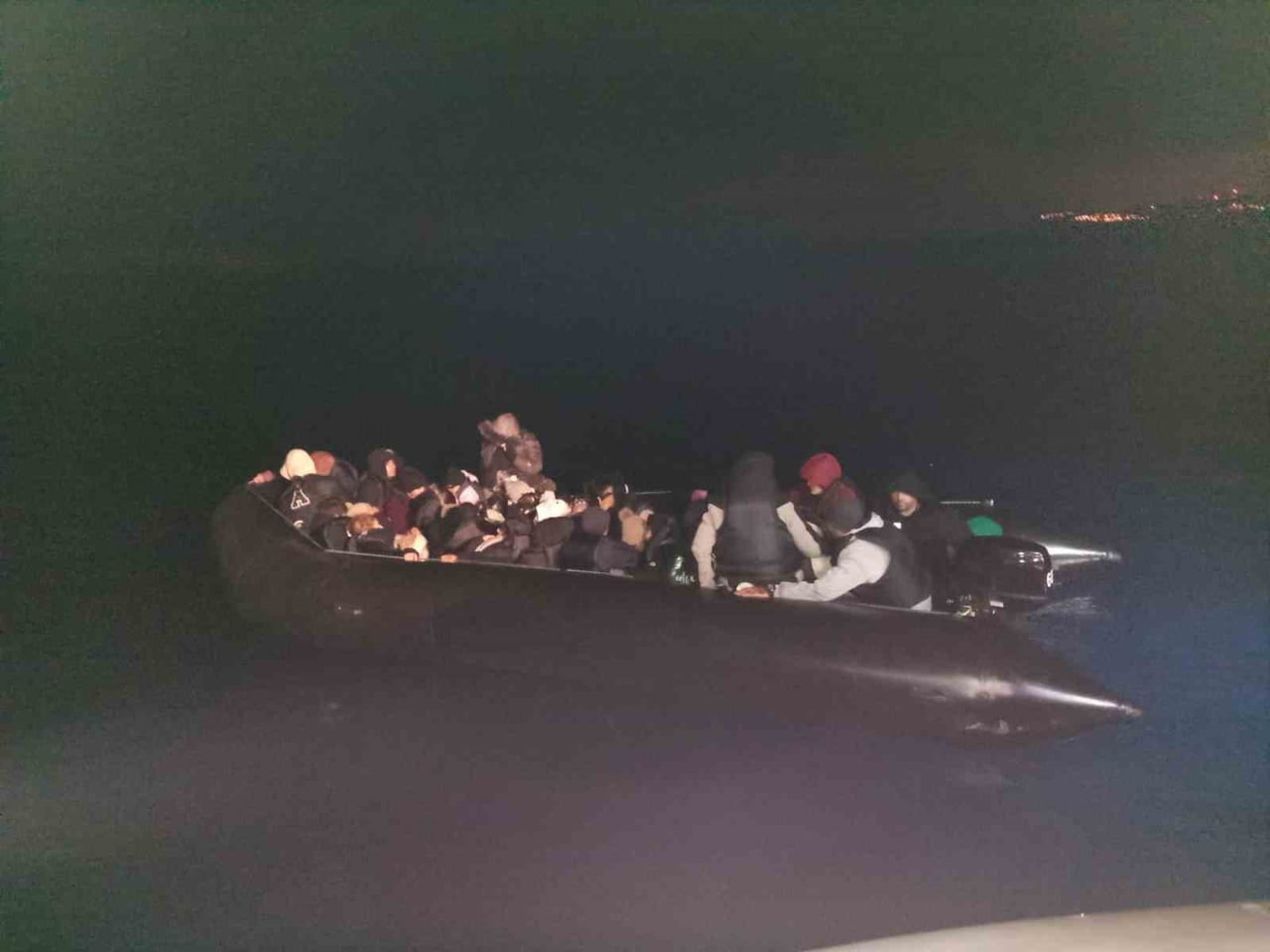 İZMİR’İN SEFERİHİSAR VE ÇEŞME İLÇELERİ AÇIKLARINDA SAHİL GÜVENLİK EKİPLERİ TARAFINDAN DURDURULAN...