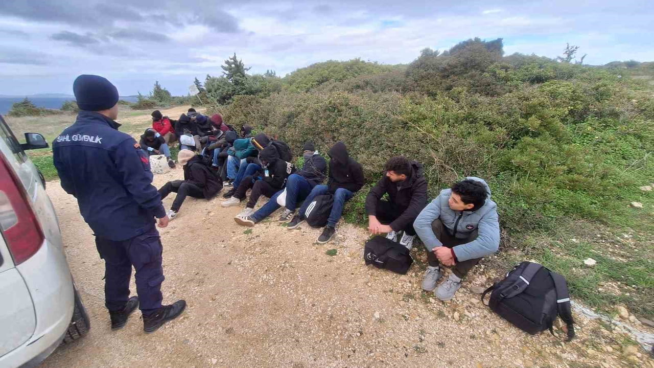 İZMİR’İN SEFERİHİSAR VE ÇEŞME İLÇELERİNDE SAHİL GÜVENLİK EKİPLERİNCE, 13’Ü ÇOCUK 50 DÜZENSİZ...