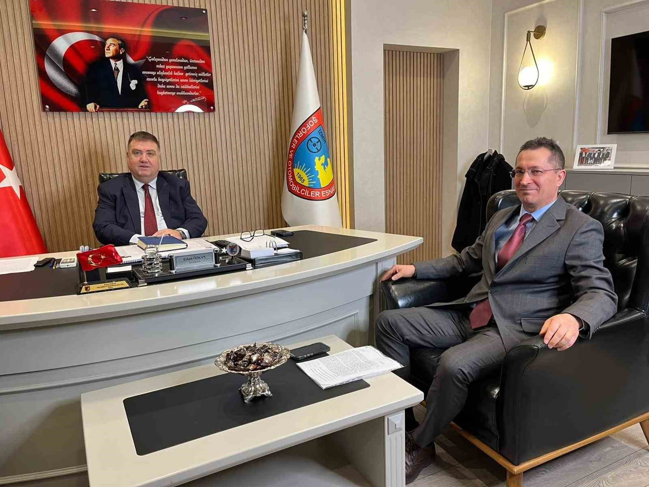 İZMİR ŞOFÖRLER VE OTOMOBİLCİLER ESNAF ODASI BAŞKANI ERKAN ÖZKAN VE AVUKAT TURGAY GÖLLER