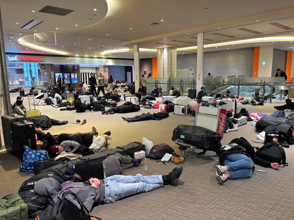 JAPONYA’NIN HOKKAİDO EYALETİNDE ETKİLİ OLAN ŞİDDETLİ KAR YAĞIŞI NEDENİYLE UÇAK VE TREN...