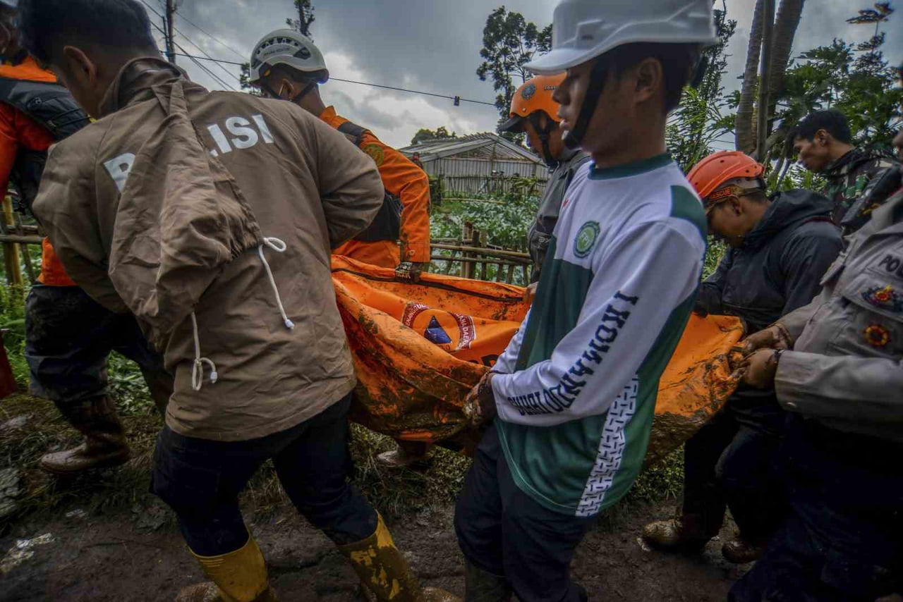 JAVA (İHA) - ENDONEZYA’NIN BATI JAVA EYALETİNDE ŞİDDETLİ YAĞIŞLARIN ARDINDAN MEYDANA GELEN...