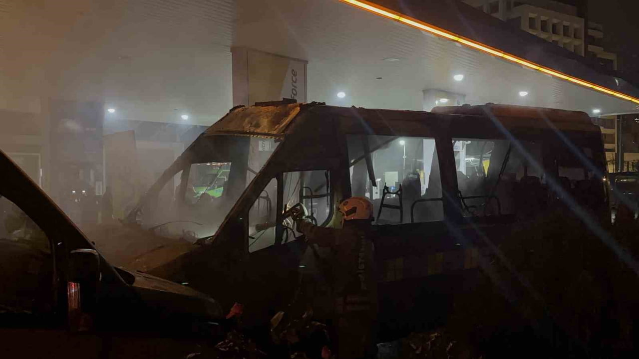KÂĞITHANE’DE BENZİN İSTASYONUNDA 2 MİNİBÜS ALEV ALDI