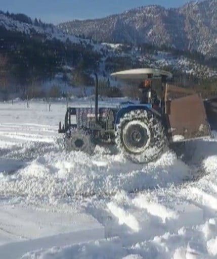 KAHRAMANMARAŞ'TA BAZI VATANDAŞLAR YAĞAN KARA SEVİNDİKLERİ İÇİN TRAKTÖRLE BOŞ ARAZİDE HEM DRİFT...