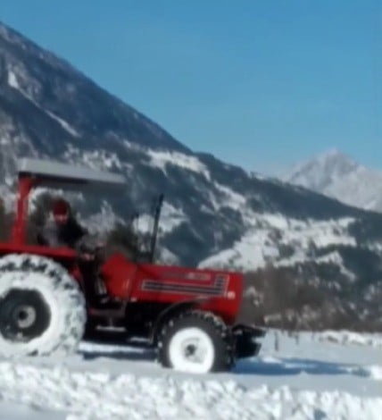 KAHRAMANMARAŞ'TA BAZI VATANDAŞLAR YAĞAN KARA SEVİNDİKLERİ İÇİN TRAKTÖRLE BOŞ ARAZİDE HEM DRİFT...