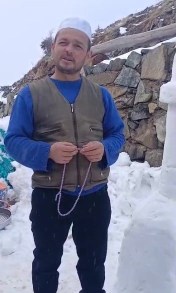 KAHRAMANMARAŞ'TA BİR VATANDAŞ ETKİLİ OLAN KAR YAĞIŞI SONRASI KÖYÜNDE KARDAN CAMİ YAPTI