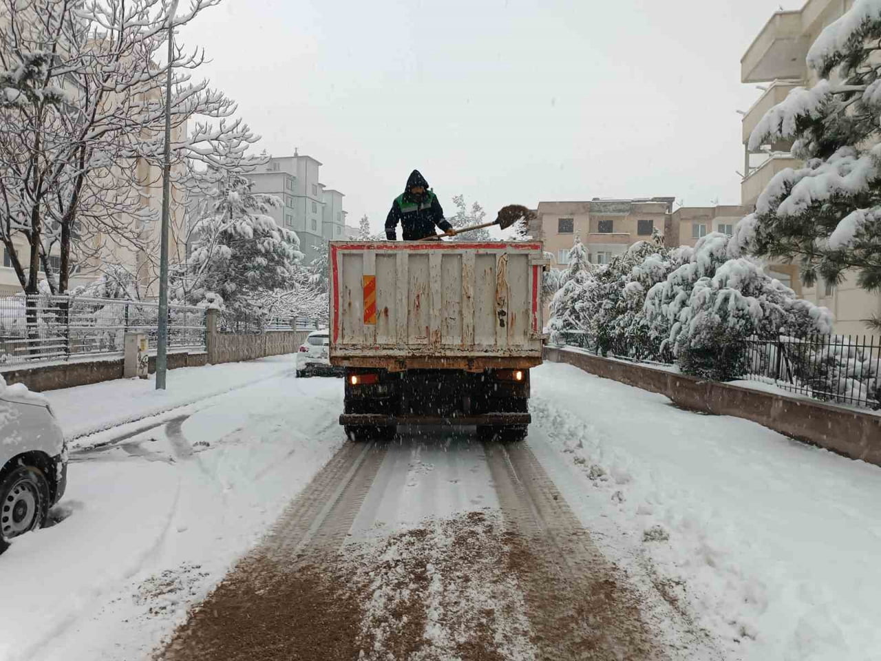 KAHRAMANMARAŞ'TA ETKİLİ OLAN KAR YAĞIŞI NEDENİYLE MERKEZ ONİKİŞUBAT BELEDİYESİ EKİPLERİ KAR...