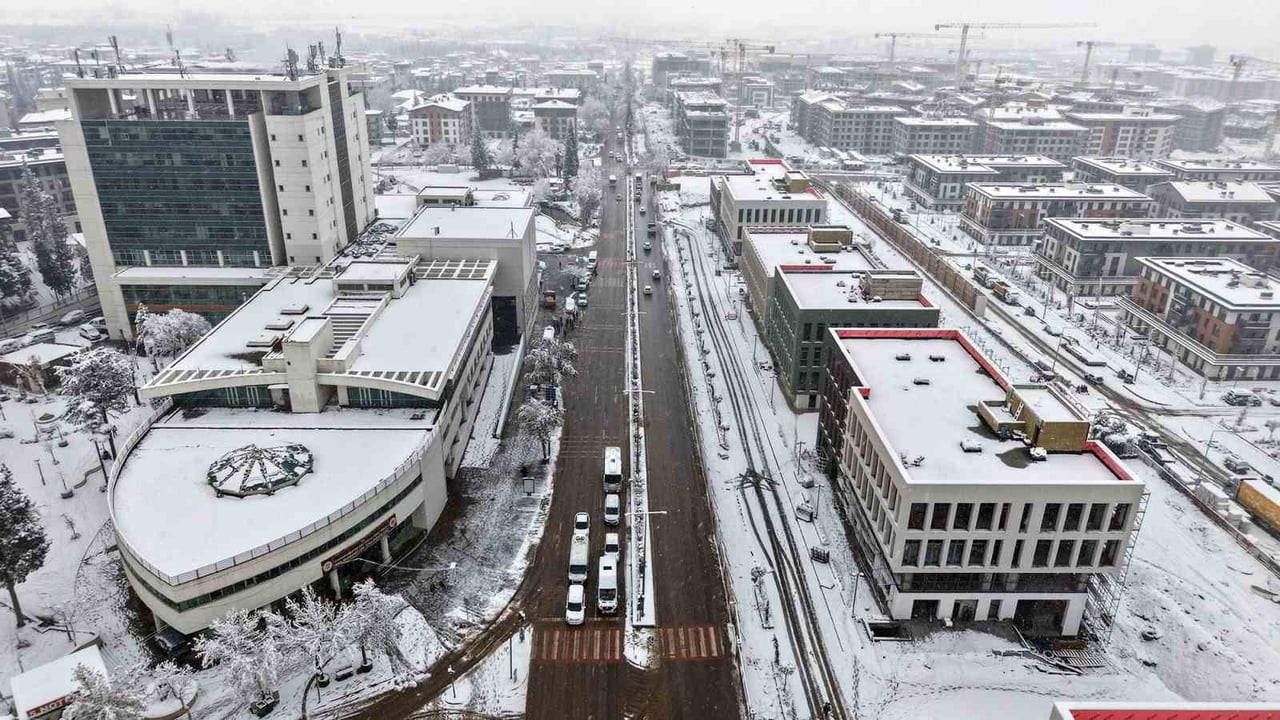 KAHRAMANMARAŞ'TA ETKİLİ OLAN KAR YAĞIŞI SONRASI EĞİTİME BİR GÜN DAHA ARA VERİLDİ.